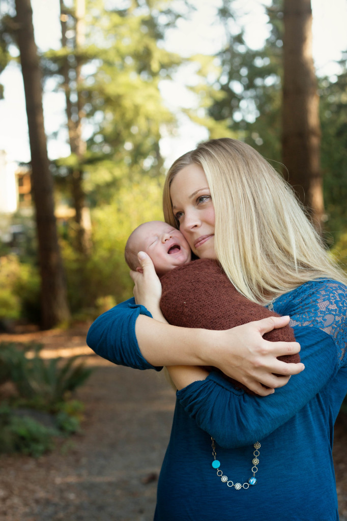 outdoor newborn mini session | Seattle newborn photographer