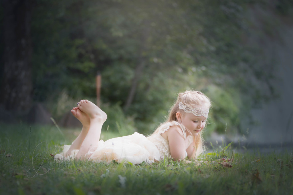 child in grass | Maple Valley children's photographer