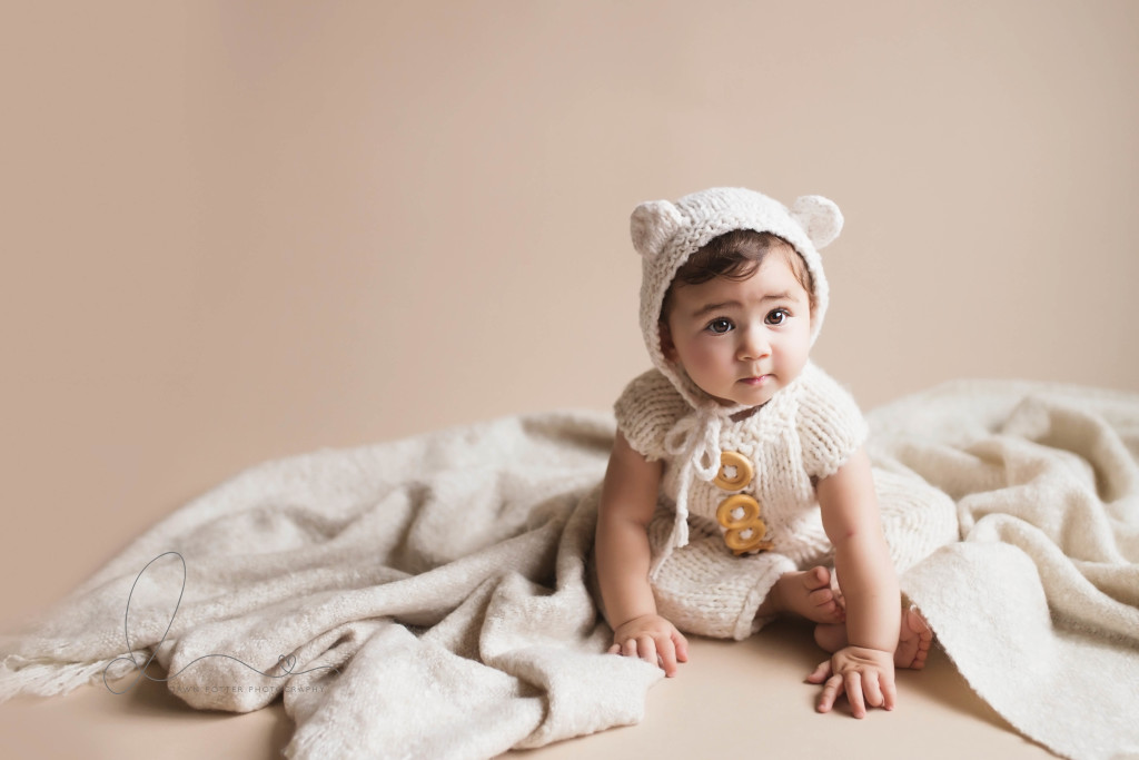 baby girl sitting up | Seattle newborn-baby photographer