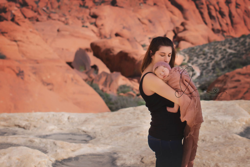 Las Vegas outdoor newborn session | traveling newborn photographer