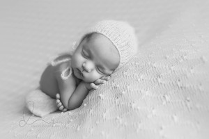 BW taco pose | Issaquah-Hobart Newborn Baby Photographer | Maple Valley Newborn Photographer | Seattle Newborn Photographer-Seattle newborn photographer