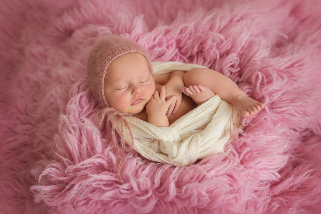curly baby | sleepy baby girl | issaquah belleuve newborn baby photography