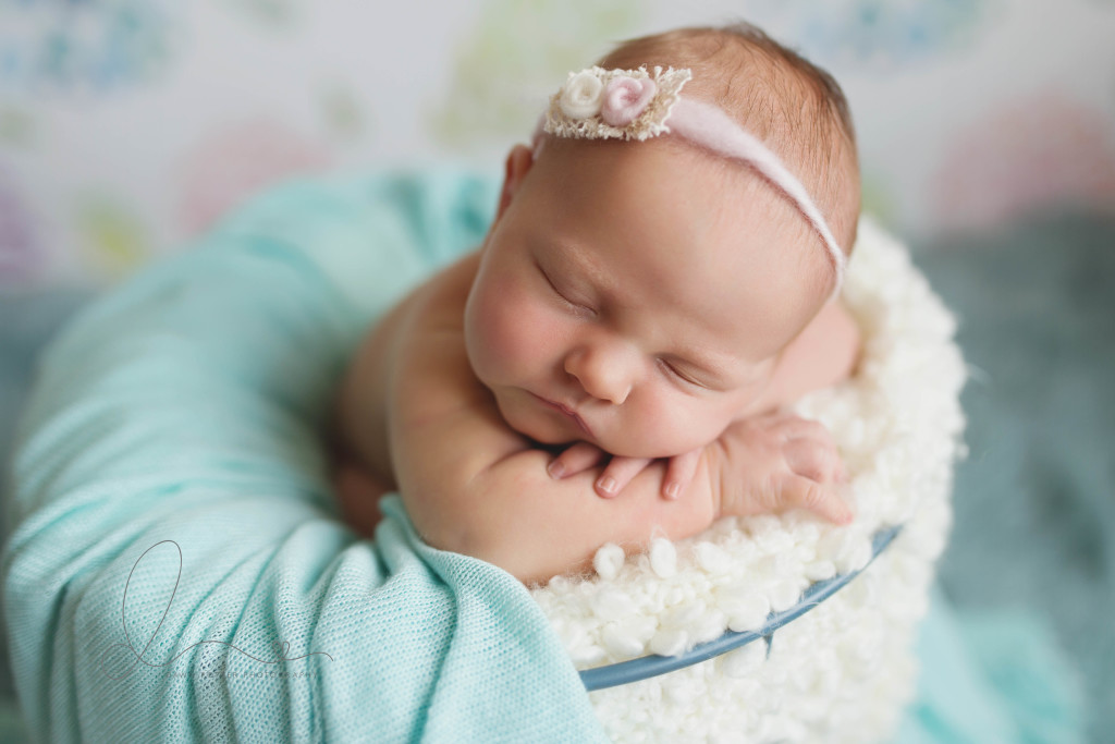 baby in basket | sleepy baby girl | issaquah belleuve newborn baby photography