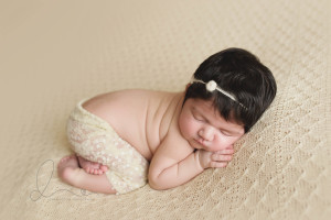 tushy pose Bellevue-Issaquah newborn baby photographer