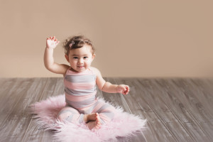 baby girl sitting up | Seattle newborn-baby photographer