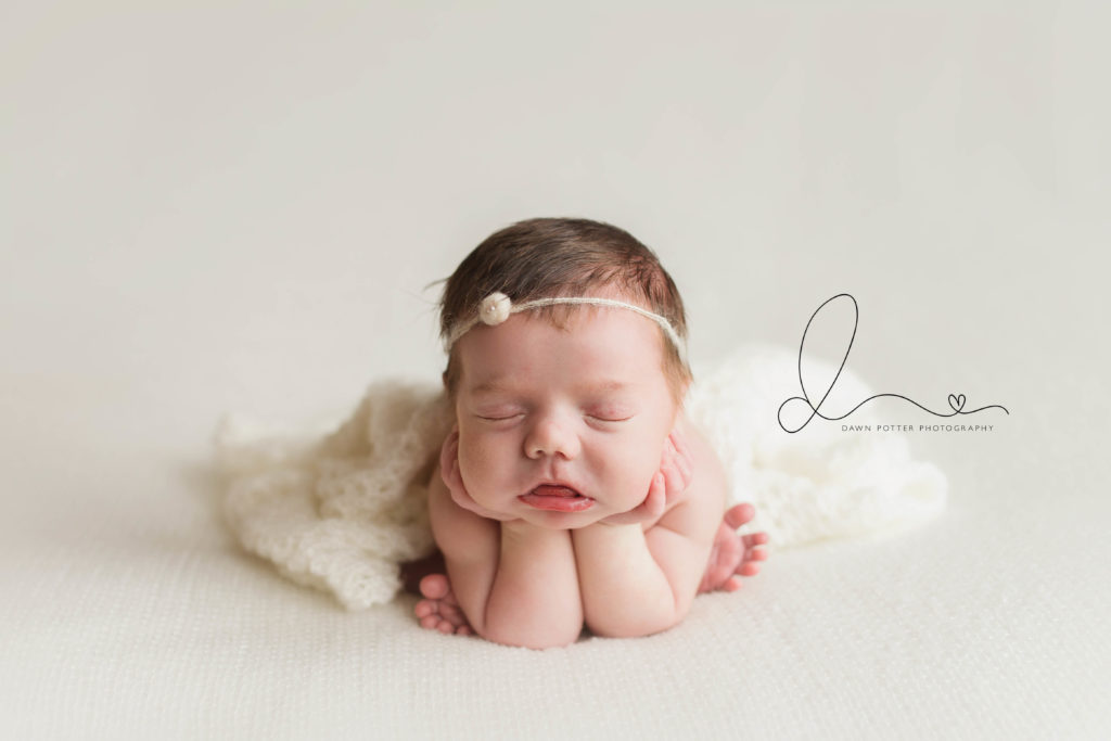 enumclaw newborn photographer | froggy pose